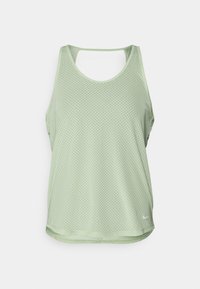 Ljusgrön mesh-tanktopp med rundad hals, ärmlös design och rak nederkant. Litet logotypdetalj på botten.