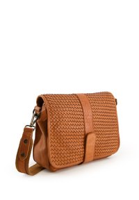 Tan læder messenger taske med en vævet tekstur, klaplukning og justerbar stofrem. Har en glat sidepanel og metalhardware.