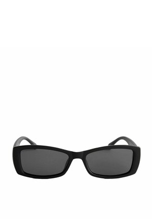 Des lunettes de soleil noires avec des verres rectangulaires, une finition mate et des branches grises fines. La monture présente un design angulaire subtil et aucune marque visible.