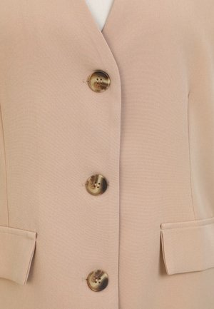 Gilet rosa chiaro con quattro grandi bottoni marmorizzati, texture liscia e due tasche laterali. Design semplice con vestibilità sagomata.