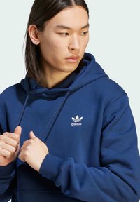 adidas Originals ESSENTIAL - Felpa con cappuccio - night indigo