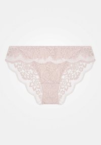 Koronkowe majtki w miękkim różowym kolorze z kwiatowymi wzorami, przezroczystym materiałem, falistymi brzegami i delikatnymi zdobieniami wzdłuż talii oraz otworów na nogi.