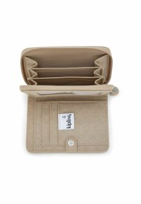 Beige portemonnee van een textuurstof, met meerdere kaartvakjes, een ritsvak en een drukknoopsluiting. Kipling-logo zichtbaar.