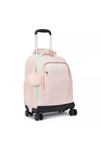 Zaino con ruote in tessuto rosa chiaro, dotato di una cerniera verde menta, tasca frontale, accessorio pom-pom in peluche e ruote e base nere.
