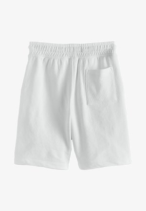 Shorts bianchi in cotone con vita elasticizzata e una tasca posteriore. Il tessuto è morbido, con una texture liscia e un design casual.