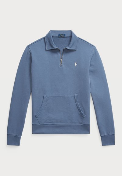 Sudadera azul de algodón con mezcla, cuenta con un cierre de cuarto de cremallera, puños acanalados, bolsillo tipo canguro y un logo bordado en el pecho.
