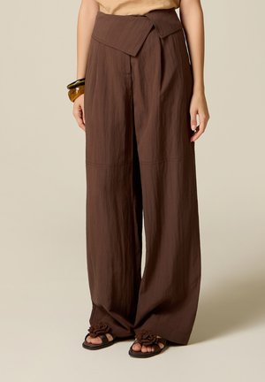 Oltre, PANTALONI PALAZZO CON VITA RIPIEGATA - Stoffhose - marrone