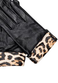 Guanti in pelle nera con polsino a stampa leopardata. Il design presenta una texture liscia e una forma aderente. Il polsino mette in risalto un motivo animale.