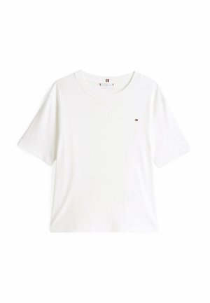 T-shirt en coton blanc avec un col rond et des manches courtes. Présente un petit logo brodé sur la poitrine gauche en rouge, bleu et blanc.