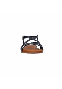 Zwarte strappy sandalen met dunne kruisbanden en een vlakke bruine zool, met een verstelbare gesp voor een veilige pasvorm en een minimalistisch ontwerp.