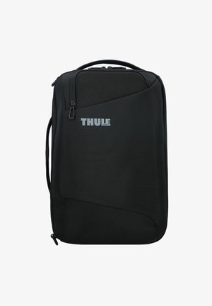 Der schwarze Thule-Rucksack hat einen strukturierten Stoff, ein kantiges Design, einen oberen Griff und ein mit einem Reißverschluss versehenes Fach mit einem silbernen Logo.