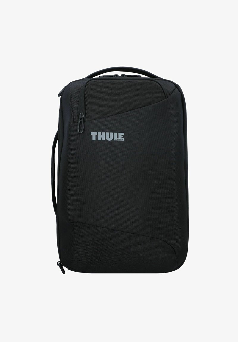 Lo zaino Thule nero presenta un tessuto testurizzato, un design angolare, una maniglia superiore e un compartimento con zip dotato di un logo argento.