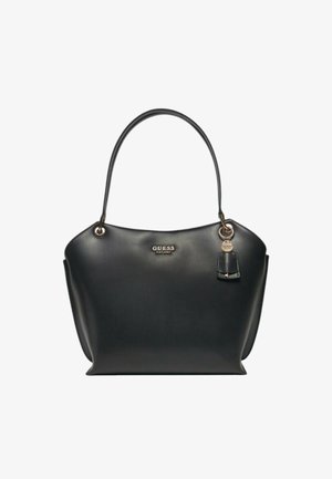 Bolso de mano de cuero negro con forma curva, asas dobles y herrajes en tono dorado. Cuenta con una placa de logo y un pequeño llavero de cuero como acento.