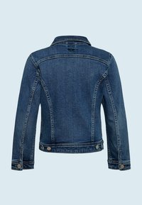 Tummansinisestä denimmistä valmistettu takki, jossa on jäsennelty muotoilu, näkyvät tikkaukset, napitettavat hihansuut ja takakappaleen yksityiskohta.