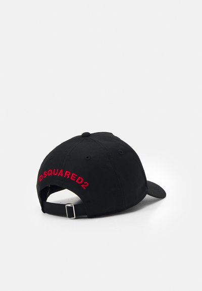 Cappello da baseball nero in cotone, con visiera curva, cinturino regolabile e logo ricamato "DSQUARED2" in rosso sul retro.