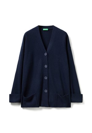 Cardigan bleu marine en tissu doux, avec un col en V, cinq boutons, des poignets côtelés et deux poches avant. Design simple et décontracté.
