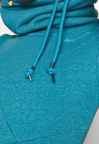 Sudadera turquesa con tejido texturizado, que presenta un cuello alto, cordones con extremos metálicos y un sutil detalle de logo.