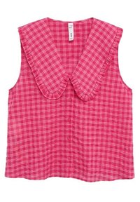 Blouse sans manches à carreaux roses avec un grand col arrondi orné de volants et une fermeture boutonnée sur le devant. Le tissu semble léger et texturé.