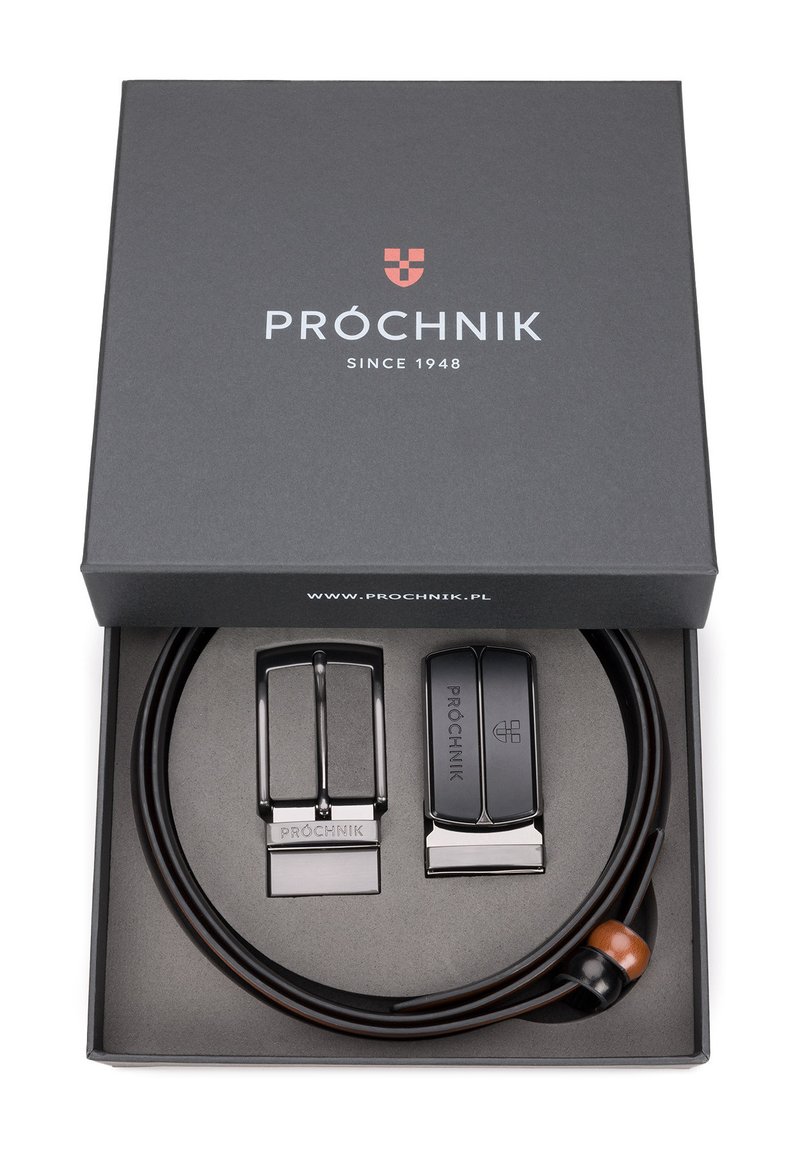 Czarny skórzany pasek z błyszczącą metalową klamrą umieszczony w ciemnoszarej pudełku. Zawiera drugą klamrę i dekoracyjny drewniany akcent.