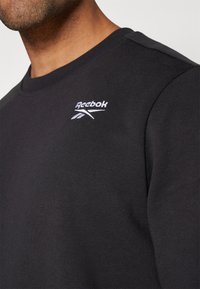 Reebok IDENTITY SMALL LOGO CREW - Ikdienas džemperis - black
