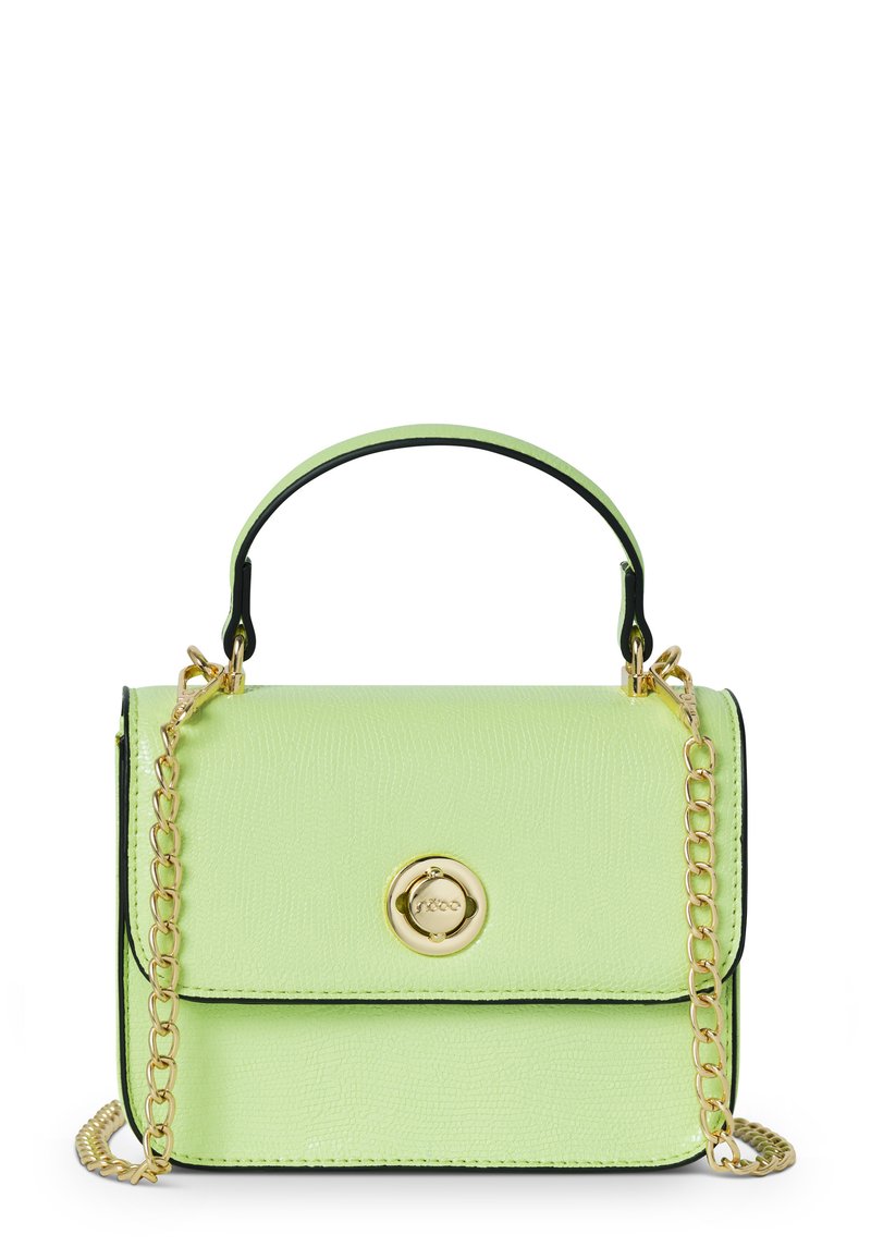 Bolso de mano de imitación cuero verde con herrajes dorados, correa de cadena, asa superior y una solapa frontal que presenta un detalle de logotipo circular.