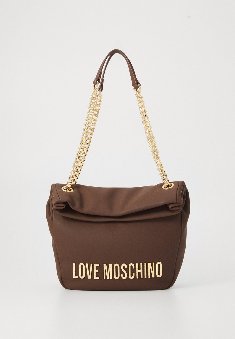 Rjava torba za ramena iz mehkih materialov, s prepletenim zlatim verižnim ročajem in z zlatim logotipom "LOVE MOSCHINO" spredaj.