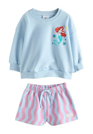 Svetlomodrý dlhý rukáv s grafikou červenovlasej morskej panny a zodpovedajúce pastelové modré a ružové šortky s vlnkovanými pruhmi a šnúrkou v páse.