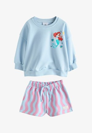 Jasnoniebieska bluzka z długim rękawem z grafiką syreny o rudych włosach oraz pasujące pastelowe, niebieskie i różowe krótkie spodenki w faliste paski z sznurkiem w talii.