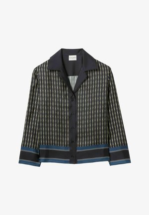 Blouse à manches longues en soie bleu marine, avec un motif de chaîne et des accents dorés, ainsi qu'une bande blue solide à l'ourlet. Col classique et fermeture à boutons.