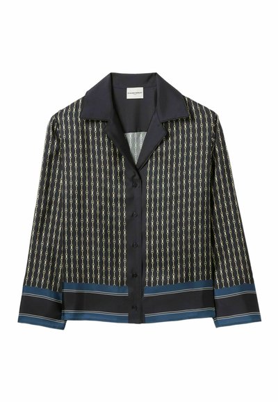 Blusa a maniche lunghe in seta blu navy, con motivo a catena e dettagli dorati, e una striscia blu solida all'orlo. Collo classico e chiusura con bottoni.