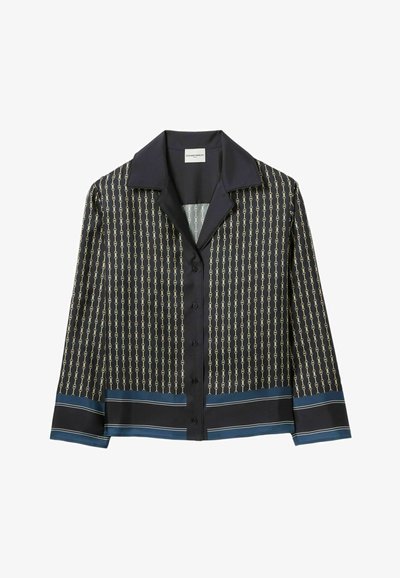 Blusa a maniche lunghe in seta blu navy, con motivo a catena e dettagli dorati, e una striscia blu solida all'orlo. Collo classico e chiusura con bottoni.