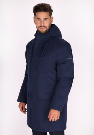 Parka isolante blu navy con cappuccio, chiusura a zip, due tasche laterali e cordini al collo. Tessuto liscio e vestibilità casual.