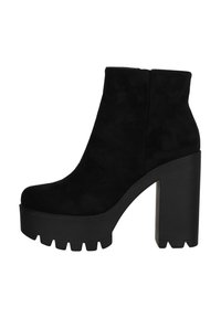 Bottines en suède noir avec une plateforme épaisse et un talon bloc haut. Présentent une finition lisse et une semelle à profil distinctif.