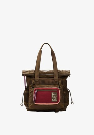 Braune Nylon-Tasche mit zwei oberen Griffen, pinken Akzenten, mehreren Reißverschlusstaschen und Netzseitentaschen. Auf einer Vordertasche befindet sich das "Desigual"-Logo.