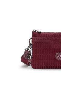 Borsa a tracolla di un rosso scuro con superficie testurizzata, chiusura con zip e tracolla regolabile; presenta un dettaglio circolare con logo e hardware metallico.