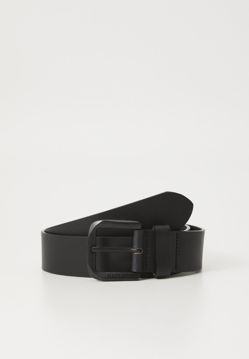 Cintura in pelle nera con una fibbia metallica rettangolare, caratterizzata da una texture liscia e una finitura lucida. La cintura è elegante e minimalista.