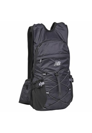 Sort New Balance hydreringsvest med justerbare stropper, frontlynlåslomme, elastisk snor og mesh sidelommer.