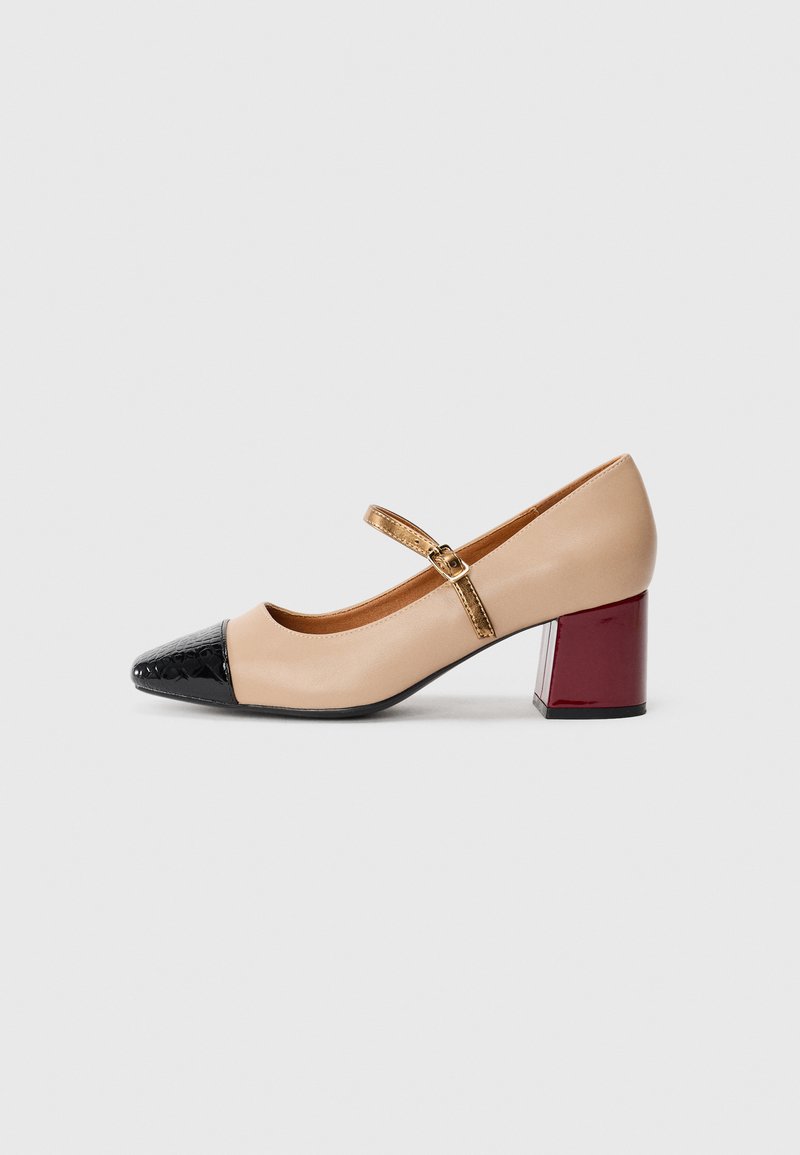Sapato Mary Jane em couro bege com bico em verniz preto, fivela dourada na tira e salto quadrado em burgundy. Textura suave em geral.