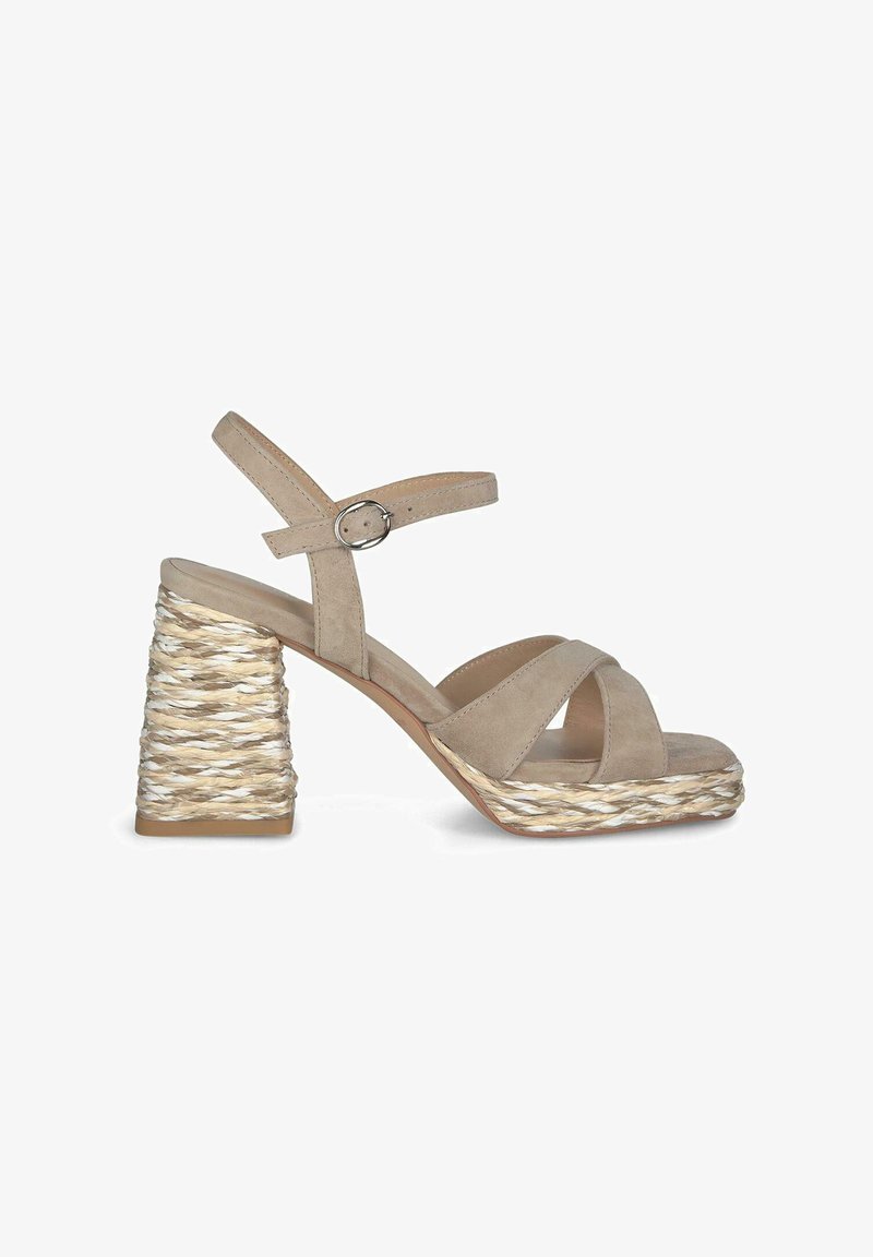Sandale à talons hauts en daim beige avec des brides croisées, une bride de cheville et un talon en bloc texturé, de style corde tissée.