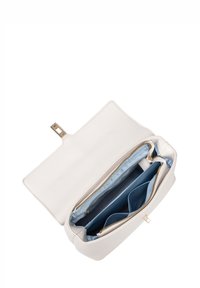 Borsa a mano in pelle bianca con una texture liscia, scomparti con zip e una fodera azzurro chiaro. Presenta una chiusura in metallo dorato.