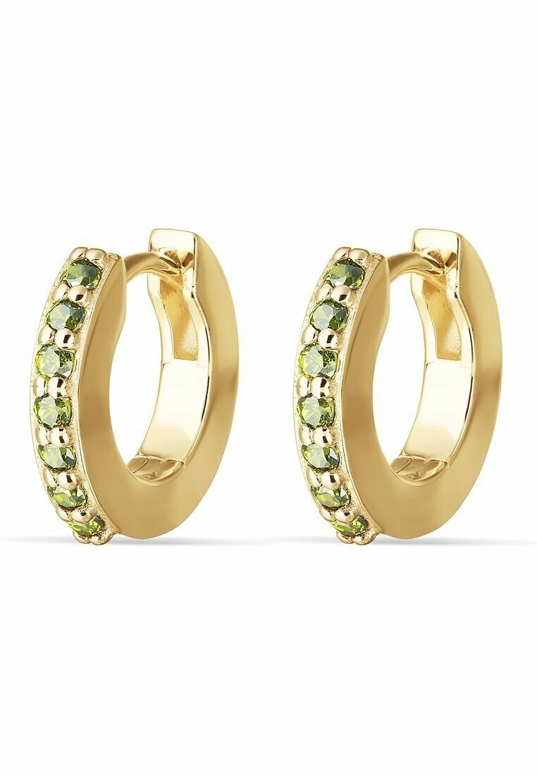 Boucles d'oreilles créoles en ton or avec une surface lisse et polie et une rangée de pierres vertes sur un côté, présentant une forme arrondie et un fermoir sécurisé.