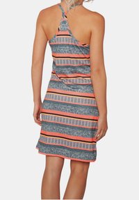 Robe à bretelles avec une base grise ornée de rayures horizontales multicolores en orange, noir et blanc. Tissu léger avec des motifs floraux.