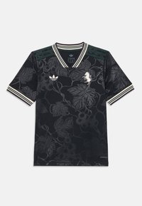 Svart kortärmad jersey med V-ringning, som har ett mönster av vindruvor och en vit logotyp. Gröna detaljer på axlarna med randiga inslag.
