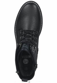 Juodas odinis kulkšninis botas su apvaliu pirštu, viršumi su nėriniais ir metaliniais akuteis. Yra tekstūruotas paviršius ir baltos siūlės palei pado kraštą.