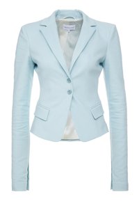 Blazer bleu clair en tissu lisse, avec un col à revers, deux poches avant, une fermeture à double bouton, et des manches longues avec des fentes.