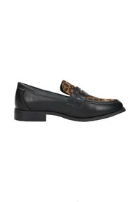 Zwarte leren loafer met een luipaardprint stoffen paneel, platte hak en gestikte details langs de zool en vamp.
