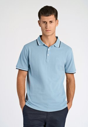 Camisa polo de color azul claro con mangas cortas, placket de dos botones y cuello y dobladillos de mangas a rayas azul oscuro, hecha de una tela texturizada.