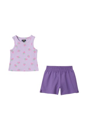 Mouwloze lavendelkleurige top met roze aardbeienprint, gecombineerd met effen paarse shorts met elastische taille, zomerse kinderoutfit.