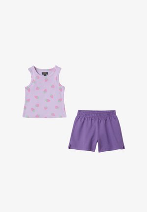 Ärmelloses lavendelfarbenes Oberteil mit rosa Erdbeerprints, kombiniert mit einfarbigen lila Shorts mit elastischem Bund, Kinder-Sommeroutfit.