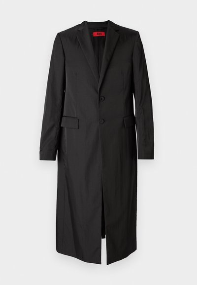 Palton lung black dintr-un material ușor, având un design cu un singur rând de nasturi, două nasturi și buzunare laterale. Stil minimalist cu o siluetă eleganta.